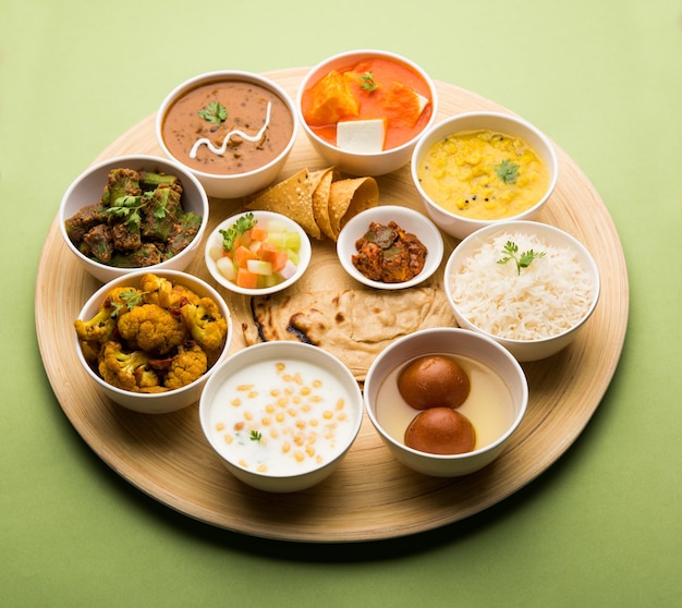 인도 힌두교 Veg Thali 또는 음식 플래터, 선택적 초점