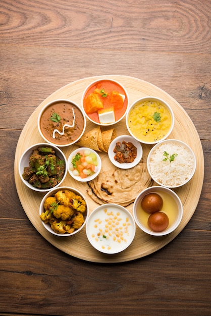 인도 힌두교 Veg Thali 또는 음식 플래터, 선택적 초점