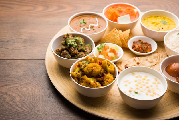 인도 힌두교 Veg Thali 또는 음식 플래터, 선택적 초점