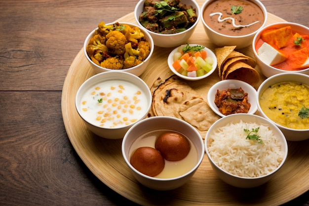 Indian hindu veg thali o piatto di cibo, messa a fuoco selettiva