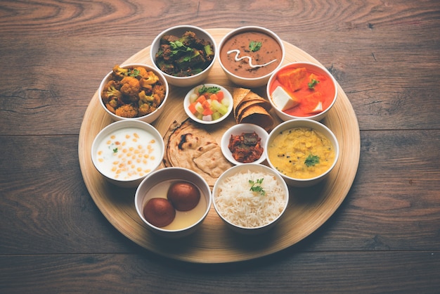 인도 힌두교 Veg Thali 또는 음식 플래터, 선택적 초점