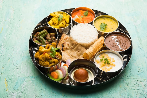 Foto indian hindu veg thali o piatto di cibo, messa a fuoco selettiva