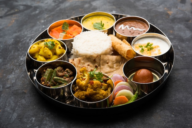 인도 힌두교 Veg Thali 또는 음식 플래터, 선택적 초점