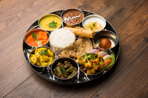 인도 힌두교 Veg Thali 또는 음식 플래터, 선택적 초점