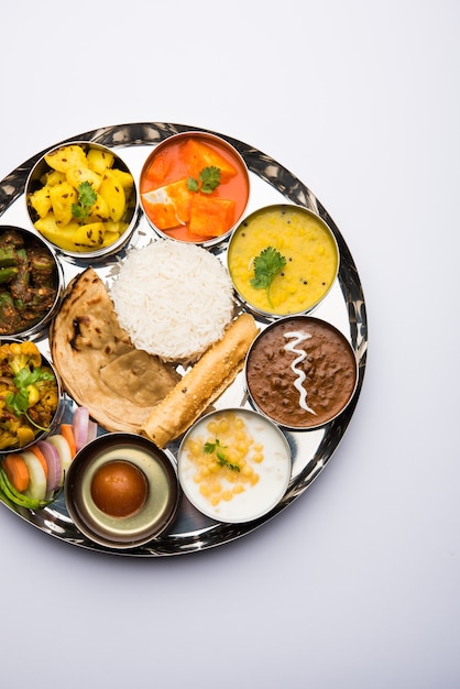 인도 힌두교 Veg Thali 또는 음식 플래터, 선택적 초점