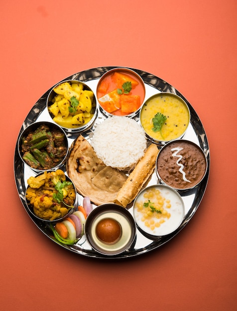 인도 힌두교 Veg Thali 또는 음식 플래터, 선택적 초점