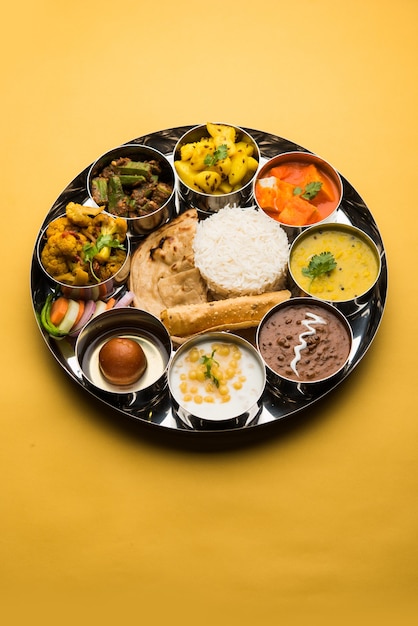 Foto indian hindu veg thali o piatto di cibo, messa a fuoco selettiva