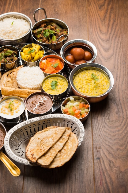 Foto indian hindu veg thali o piatto di cibo, messa a fuoco selettiva