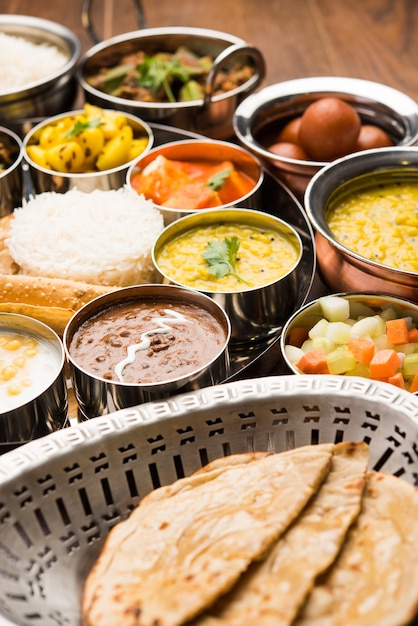 인도 힌두교 Veg Thali 또는 음식 플래터, 선택적 초점