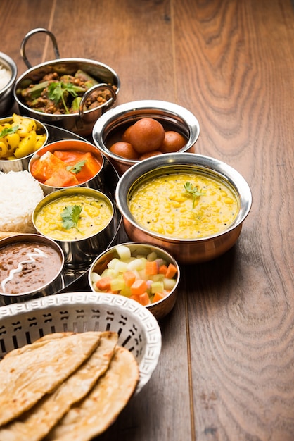 인도 힌두교 Veg Thali 또는 음식 플래터, 선택적 초점