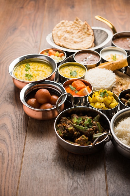 인도 힌두교 Veg Thali 또는 음식 플래터, 선택적 초점