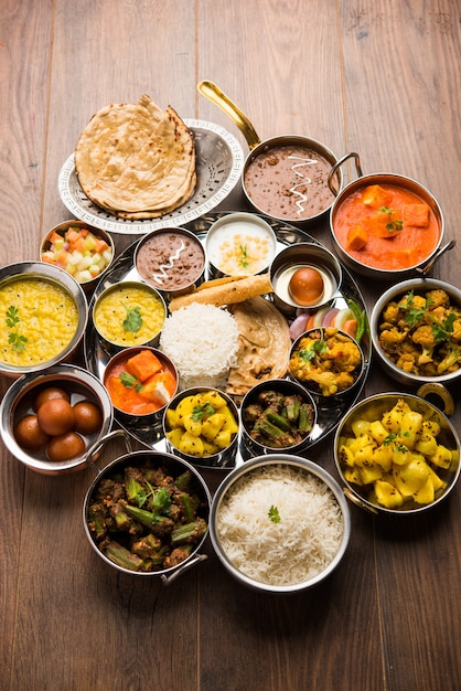 인도 힌두교 Veg Thali 또는 음식 플래터, 선택적 초점