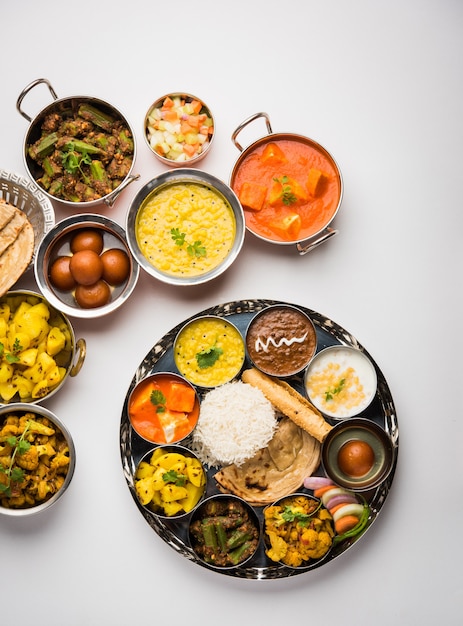 인도 힌두교 Veg Thali 또는 음식 플래터, 선택적 초점