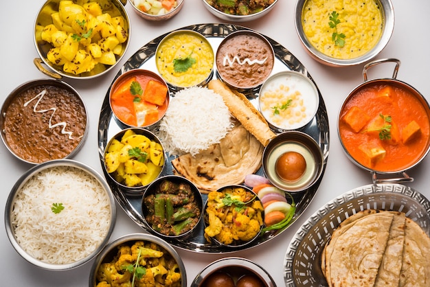 인도 힌두교 Veg Thali 또는 음식 플래터, 선택적 초점