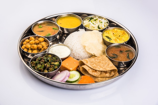 Photo indian or hindu veg thali or restaurant style complete food platter for lunch or dinner. closeup, selective focus