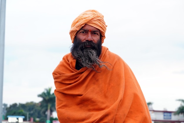 Photo indian holy sadhu looking front with wearing orange in haridwar