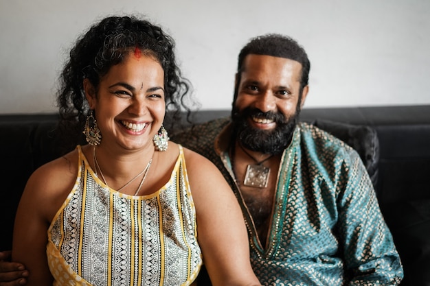 Photo indian husband and wife having tender moments - focus on woman face