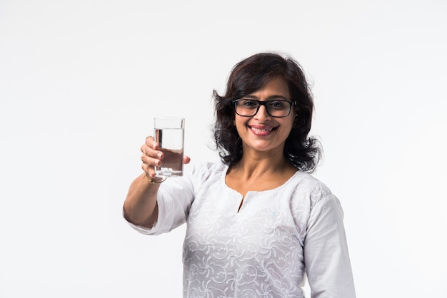 흰색 배경 위에 절연 물 한 잔을 들고 인도 여성 또는 여성