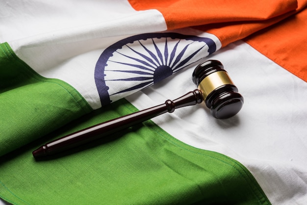 Photo indian law concept showing wooden gavel and indian flag