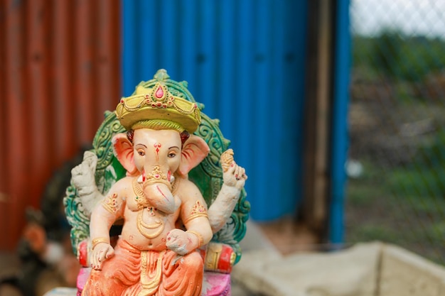 インドのガナパティ祭に向けたインドのガネーシャ卿像の偶像