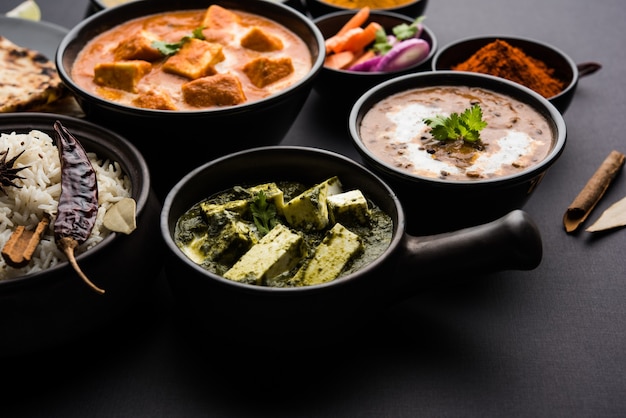 그룹의 인도 점심 또는 저녁 메인 코스 음식에는 Paneer Butter Masala, Dal Makhani, Palak Paneer, Roti, Rice 등이 포함됩니다.