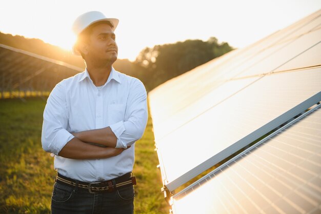 Индийский инженер-мужчина, работающий над солнечными панелями. Концепция возобновляемых источников энергии.