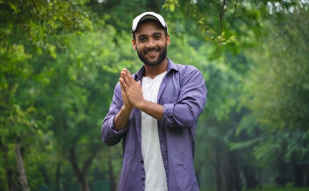 Uomo indiano che fa namaste usando la mano