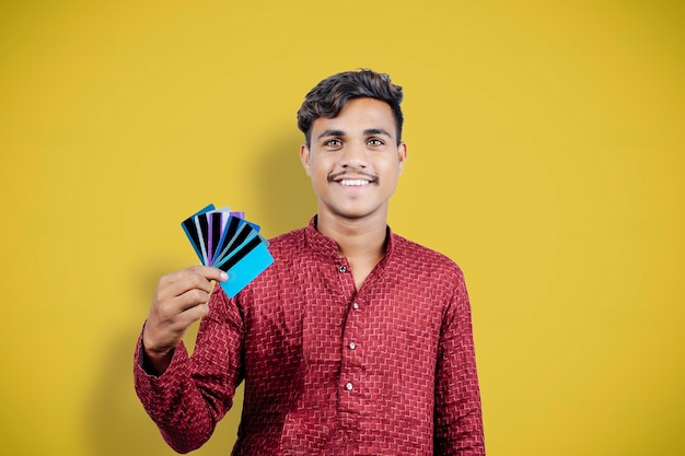 Индийский мужчина держит банковскую карту или визитную карточку