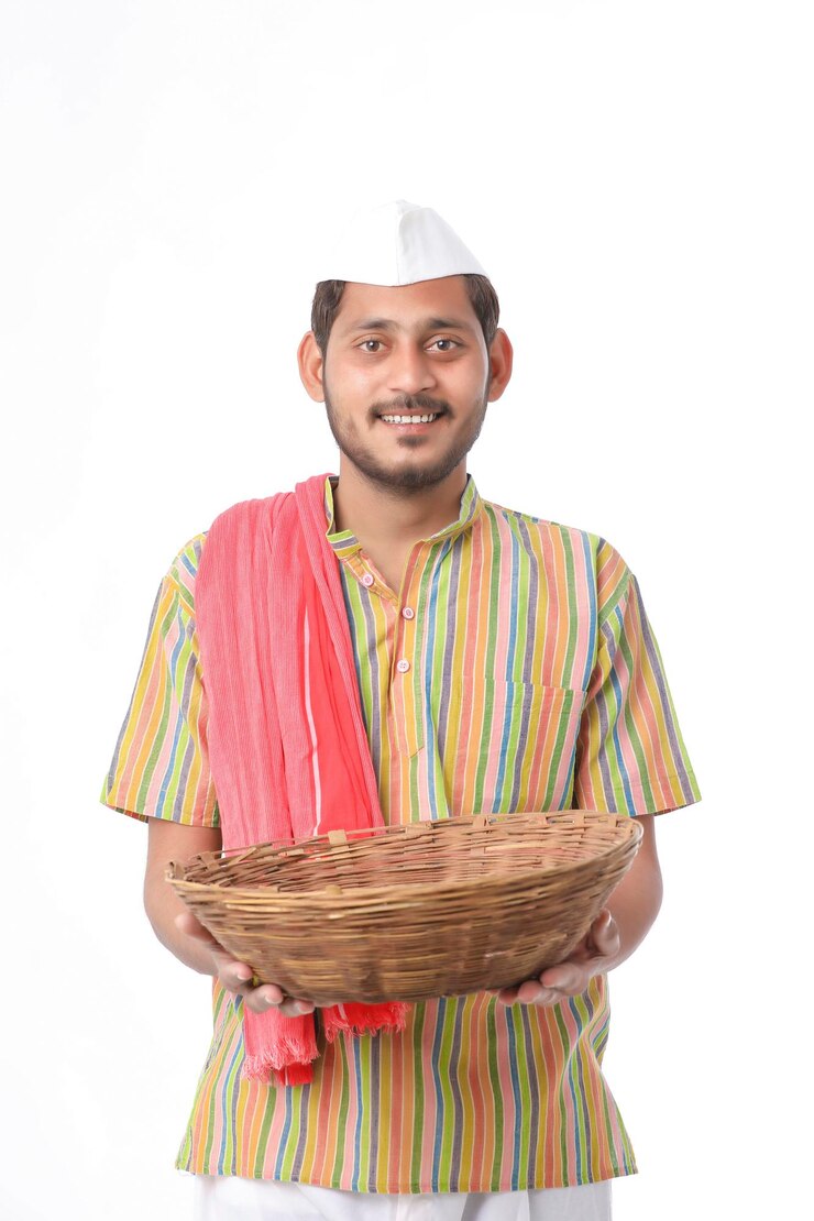 फोटो सफेद पृष्ठभूमि पर हाथ में लकड़ी का कटोरा पकड़े हुए भारतीय आदमी।