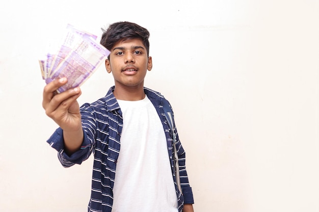 Индийский мужчина показывает индийский банкноты