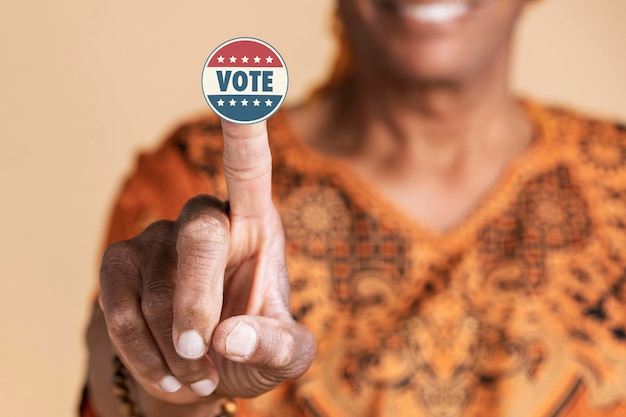 Foto uomo indiano che mostra un adesivo di voto