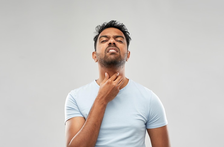 Photo indian man suffering from neck pain or sore throat