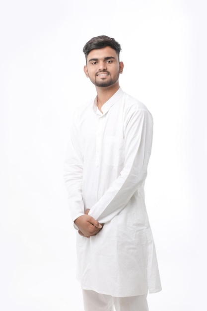 전통 의상을 입고 흰색 배경에 표정을 짓는 인도 남자.