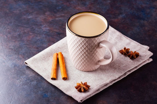 Tè indiano masala chai con spezie in una tazza