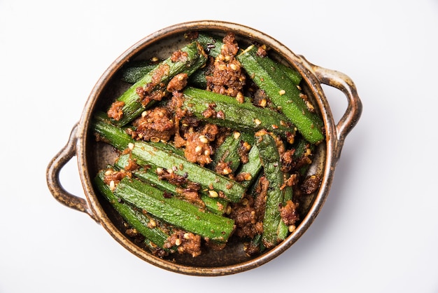 Photo indian masala fried okra or bhindi or ladyfinger curry in fry pan or bowl