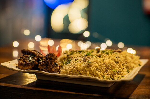 インドのミートビリヤニ スパイシーなマトンビリヤニの食べ物の写真