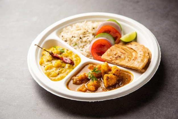 Mini piatto indiano per pacchi o thali combinato con insalata di riso gobi masala roti dal tarka jeera