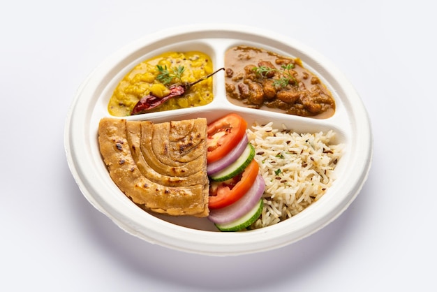 Photo indian mini meal parcel platter combo thali with rajma masala roti dal tadka jeera rice salad