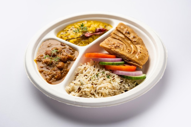 Photo indian mini meal parcel platter combo thali with rajma masala roti dal tadka jeera rice salad