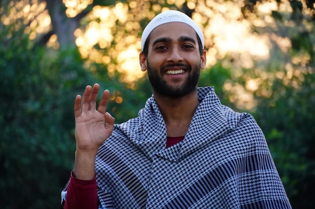 Foto immagine sorridente dell'uomo musulmano indiano