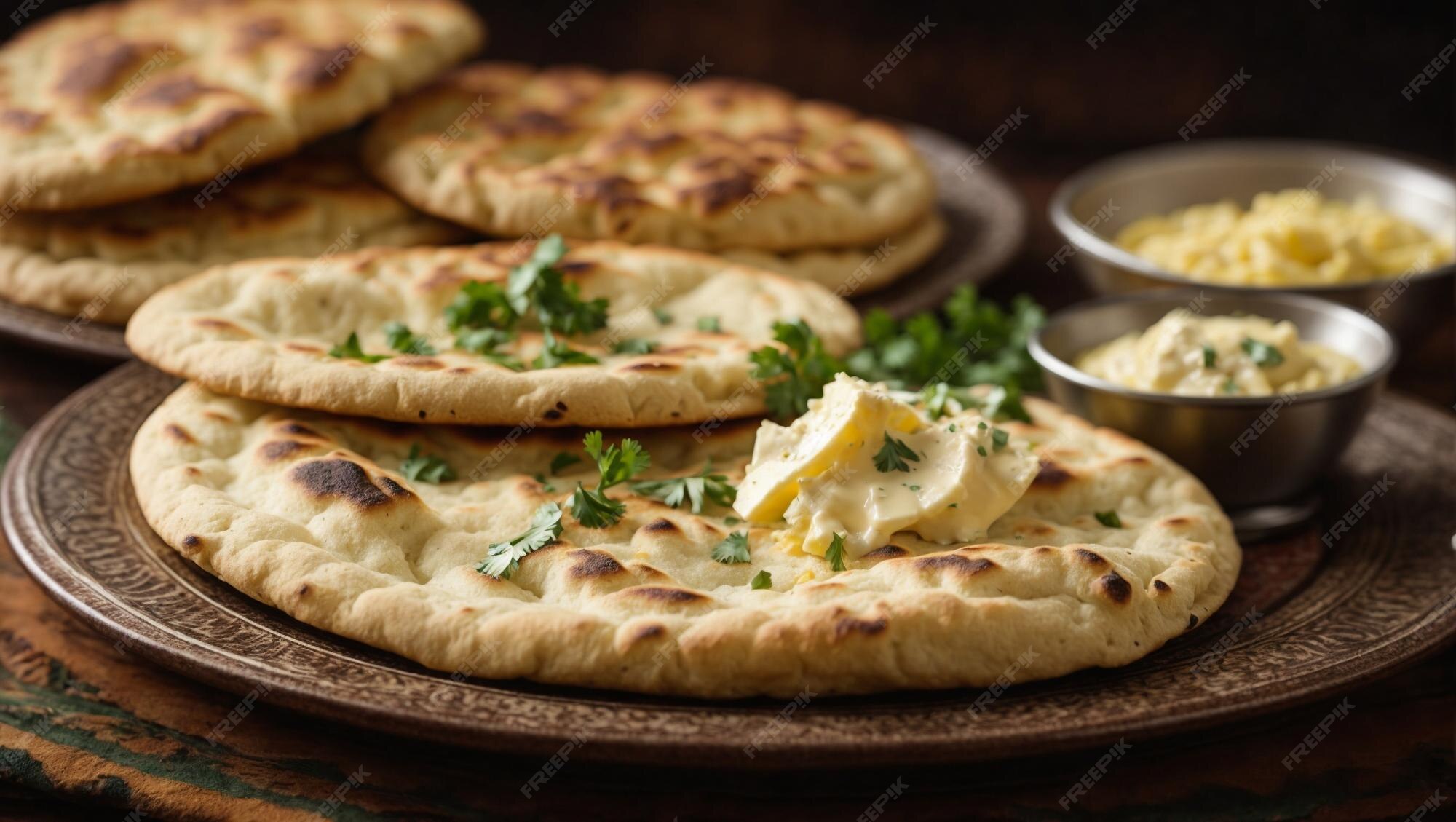 Indian naan bread with garlic and butter Pita bread | Premium AI
