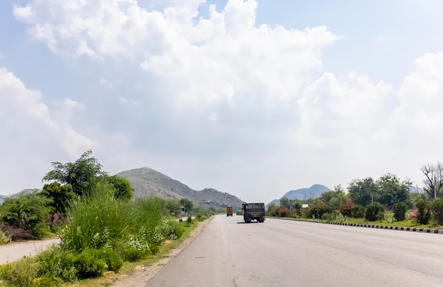 インドの国道 丘のあるジョードプル アジメール国道のインドの道路の風景