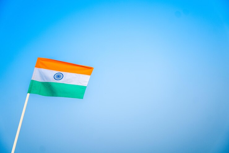 फोटो indian national tiranga flag on clear blue sky background for independence day and republic day