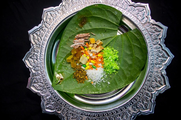 Photo indian paan masala on betel leaf top view