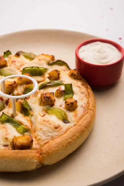 Indian Paneer Pizza met verse blokjes kwark en witte saus