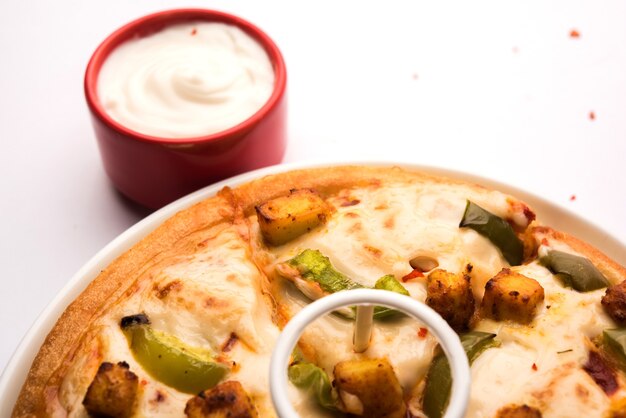 Indian paneer pizza con cubetti di ricotta fresca e besciamella