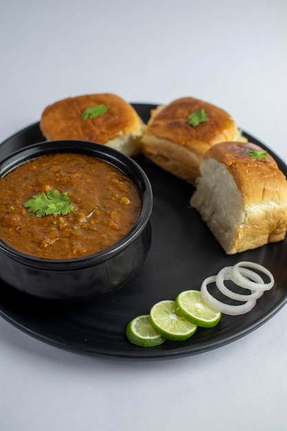 인도 Pav bhaji, 뭄바이의 패스트푸드 요리, 부드러운 빵 롤과 함께 제공되는 야채 카레