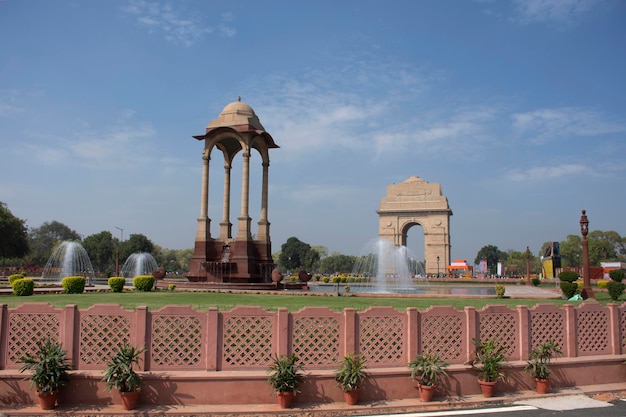 Il popolo indiano e i viaggiatori stranieri a piedi viaggio visitano l'india gate originariamente chiamato all india war memorial nella città di delhi il 17 marzo 2019 a nuova delhi india