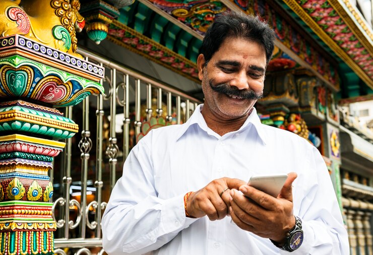 Photo 携帯電話を使用しているインド人