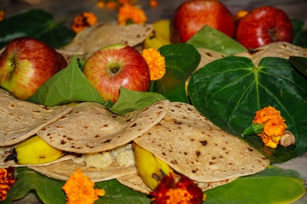 Immagini di pooja indiana con frutti di cibo e altro